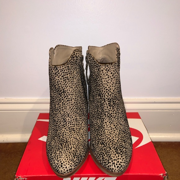 High heel boots 7(1/2), burgundy shirts (M), and comfy exercise pants (M). - Picture 5 of 10